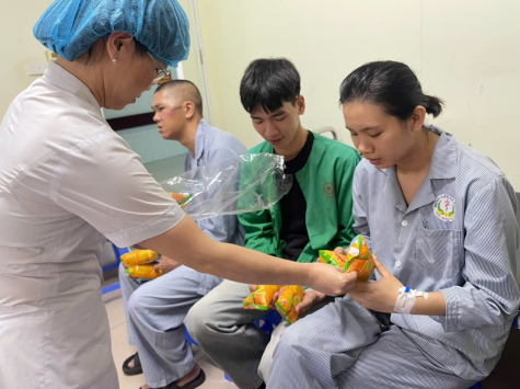 Trao quà cho người bệnh 2